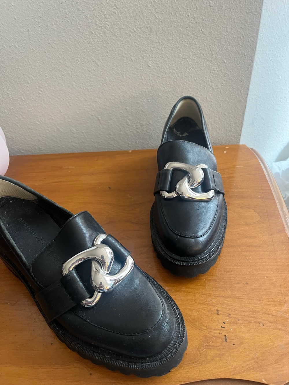 AEROSOLES Black Leather Loafers with Silver Chain Buckle Detail 5.5 M